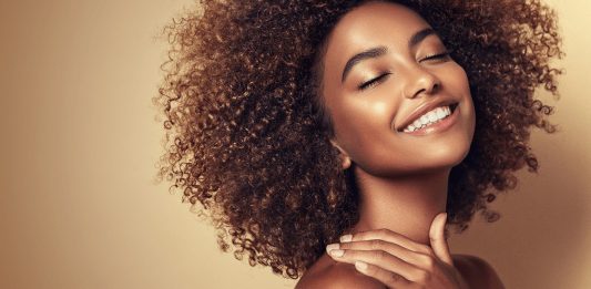 Por que precisamos da suplementação de Coenzima Q10 com o passar dos anos? Coenzima Q10 (CoQ10) é um nutriente que ocorre naturalmente no corpo. Além de estar presente em muitos alimentos que comemos. Além disso, a CoQ10 atua como um antioxidante, que protege as células de danos e desempenha um papel importante no metabolismo. Por que as pessoas tomam CoQ10? Embora a CoQ10 desempenhe um papel fundamental no corpo, a maioria das pessoas saudáveis tem CoQ10 suficiente naturalmente. Há algumas evidências de que adicionar mais - na forma de suplemento - pode ser benéfico. O aumento da idade e algumas condições médicas estão associadas à queda dos níveis de CoQ10. Mas, nesses casos, é incerto se adicionar CoQ10 terá algum efeito. A CoQ10 tem sido usado para tratar muitas doenças diferentes. Há evidências de que os suplementos de CoQ10 podem reduzir ligeiramente a pressão arterial. A CoQ10 também é usada para tratar a insuficiência cardíaca e outras doenças cardíacas, possivelmente ajudando a melhorar alguns sintomas e diminuir os riscos cardíacos futuros quando combinada com medicamentos regulares, mas as evidências são conflitantes. Embora ainda controversas, algumas evidências preliminares sugerem que a CoQ10 pode ajudar a prevenir ou tratar os efeitos adversos, como dores musculares e problemas de fígado, decorrentes do uso de medicamentos para colesterol do tipo estatina. Algumas causas de deficiência de CoQ10 incluem: Deficiências nutricionais, como deficiência de vitamina B6; Defeitos genéticos na síntese ou utilização de CoQ10; Aumento da demanda por tecidos como consequência de doenças; Doenças mitocondriais; Estresse oxidativo devido ao envelhecimento; Efeitos colaterais dos tratamentos com estatinas. Estudos preliminares demonstraram que a CoQ10 pode retardar, mas não interromper, a progressão da doença de Alzheimer. Pesquisas adicionais são necessárias para confirmar esse efeito. A CoQ10 também foi estudada como um tratamento preventivo para enxaquecas, embora possa levar vários meses para fazer efeito. Também foi estudado para baixa contagem de espermatozoides, câncer, HIV, distrofia muscular, doença de Parkinson, doença gengival e muitas outras condições. No entanto, a pesquisa não encontrou nenhum benefício conclusivo. Embora a CoQ10 às vezes seja vendida como um suplemento energético, não há evidências de que aumentará a energia em uma pessoa normal. Quanto de CoQ10 você deve tomar? Não existe uma dose ideal estabelecida de CoQ10. Estudos usaram doses de CoQ10 variando de 50 miligramas a 1.200 miligramas em adultos, às vezes divididas em várias doses ao longo do dia. Uma dose diária típica é de 100 miligramas a 200 miligramas. Siga as instruções do frasco ou aconselhe-se com o seu médico ou nutricionista. Lembre-se de que diferentes marcas de suplementos podem ter diferentes ingredientes e dosagens. Você pode obter CoQ10 naturalmente de alimentos? A quantidade de CoQ10 encontrada naturalmente nos alimentos é muito menor do que a encontrada em suplementos. Boas fontes alimentares de CoQ10 incluem: Peixes de água fria, como atum, salmão, cavala e sardinha; Óleos vegetais; Carnes. Quais são os riscos de tomar CoQ10? Os efeitos colaterais da CoQ10 parecem ser raros e leves. Eles incluem diarreia, náuseas e azia. Atenção: pessoas com doenças crônicas, como insuficiência cardíaca, problemas renais ou hepáticos ou diabetes, devem ter cuidado ao usar este suplemento. CoQ10 pode reduzir os níveis de açúcar no sangue e a pressão arterial. Doses de mais de 300 miligramas podem afetar os níveis das enzimas hepáticas. Pessoas que tomam anticoagulantes e medicamentos para a tireoide, bem como quimioterapia, devem consultar seus médicos antes de usar suplementos de CoQ10. Dada a falta de evidências sobre sua segurança, os suplementos de CoQ10 não são recomendados para crianças ou para mulheres grávidas ou amamentando. Pensando em garantir uma pele saudável e uma vida de qualidade, a TopTherm desenvolveu o Coenzima Q10 + Selênio + Vitamina E. Esse suplemento é um complexo vitamínico que combina diferentes propriedades e otimiza os resultados em sua pele e em sua saúde.